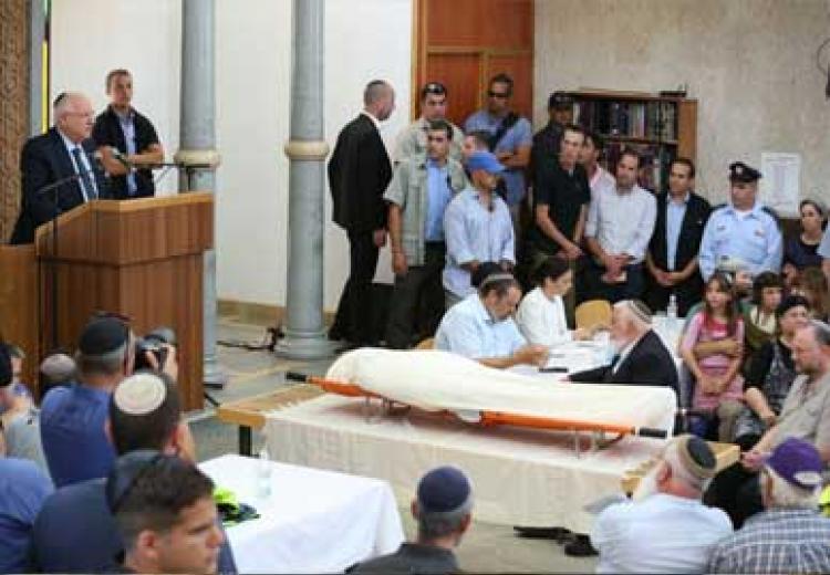האם מספידין בפני המת בבית הכנסת?