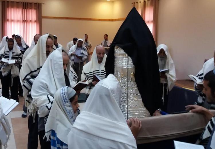 האם נכון עושים הקוראים בט' באב 'ויחל' ללא תרגום וההפטרה בתרגום?