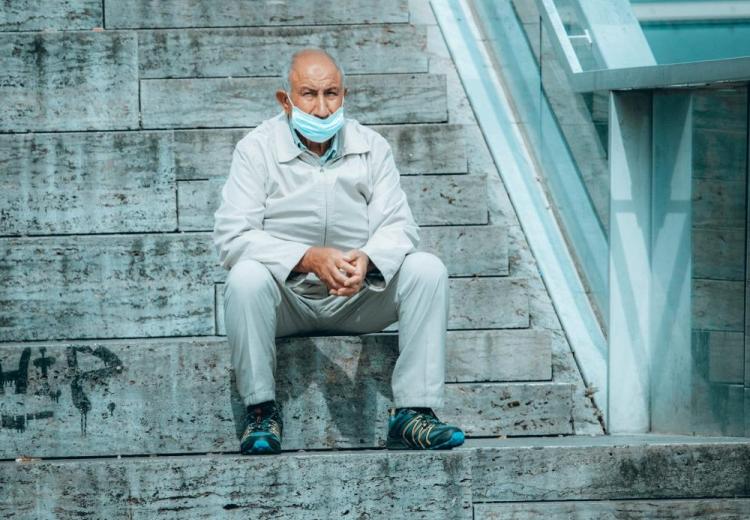 האם ניתן לדון חולה קורונה שהדביק אחרים בדיני נפשות? האם חובה לפרסם חולה כדי שיתרחקו ממנו?