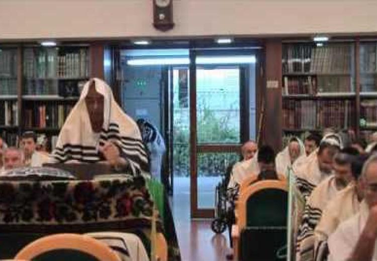 האם מותר לשלב נעימות חול, כולל של שירי עגבים בתפילות ובקשות?