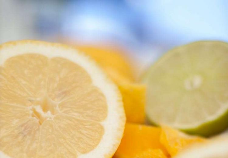 מה דינו של מאכל שסחטו לתוכו לימון טבל בשבת?