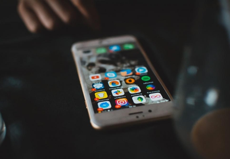 האם פרסום מיידי בתקשורת של תמלולי חקירות משטרה של אדם כלשהו, מעיד על נאורות או על שפיטה בבית דין שדה?