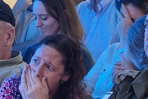 עיתונאים זרים צופים בסרט שהוקרן בכנסת