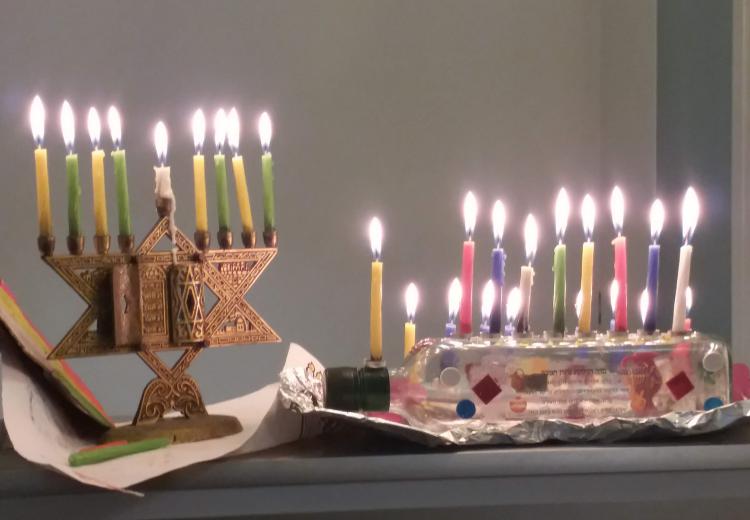 האם רשאים להקדים תפילת ערבית כדי להדליק נר חנוכה בעיתו ולהשאר בבית עם המשפחה?