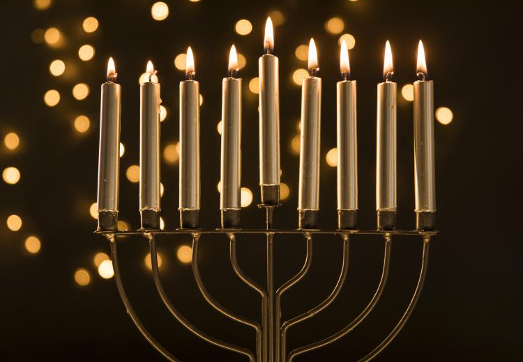 האם אשה חייבת באמירת הלל בחנוכה מפני 'שאף הן היו באותו הנס'?