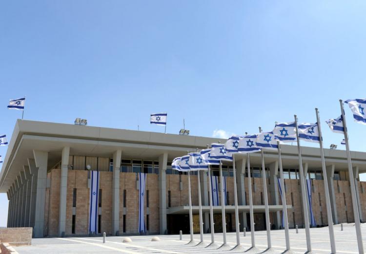 האם, לפי תורת ישראל, רשאים חברי הכנסת להחרים הדיון בכנסת על בקשת החסינות של ראש הממשלה?