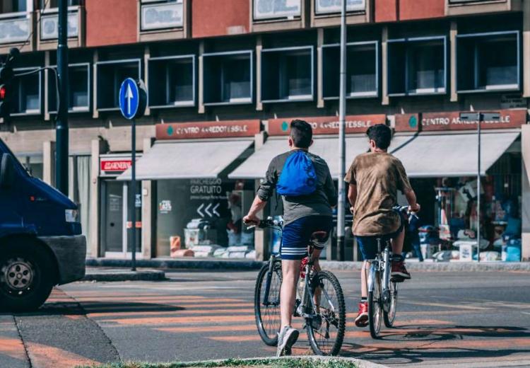 האם ניתן לגבות דמי נזיקין מקטין שהזיק עם אופניים לרכב?