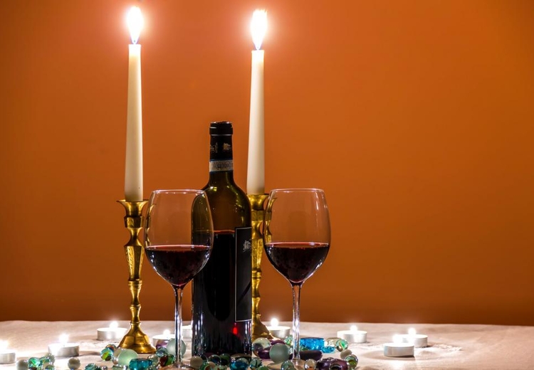 יין מפוסטר לפוסקים עפ"י שיטת הרמב"ם, האם יחשב כיין מבושל לענין נסך, ברכות וקידוש?