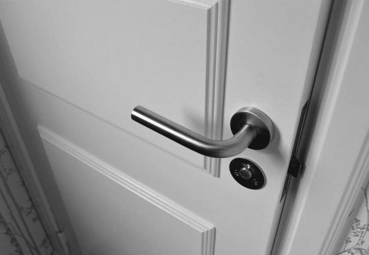 מבואה המובילה לחדר שינה ובנפרד לחדר שרותים, האם חייבת בקביעת מזוזה?