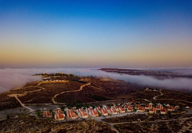 אין מקום לציונות חילונית משום שהורתה ולידתה של הציונות הוא התנ"ך שמייעד ארץ הקודש לעם הקודש עפ"י תורת הקודש